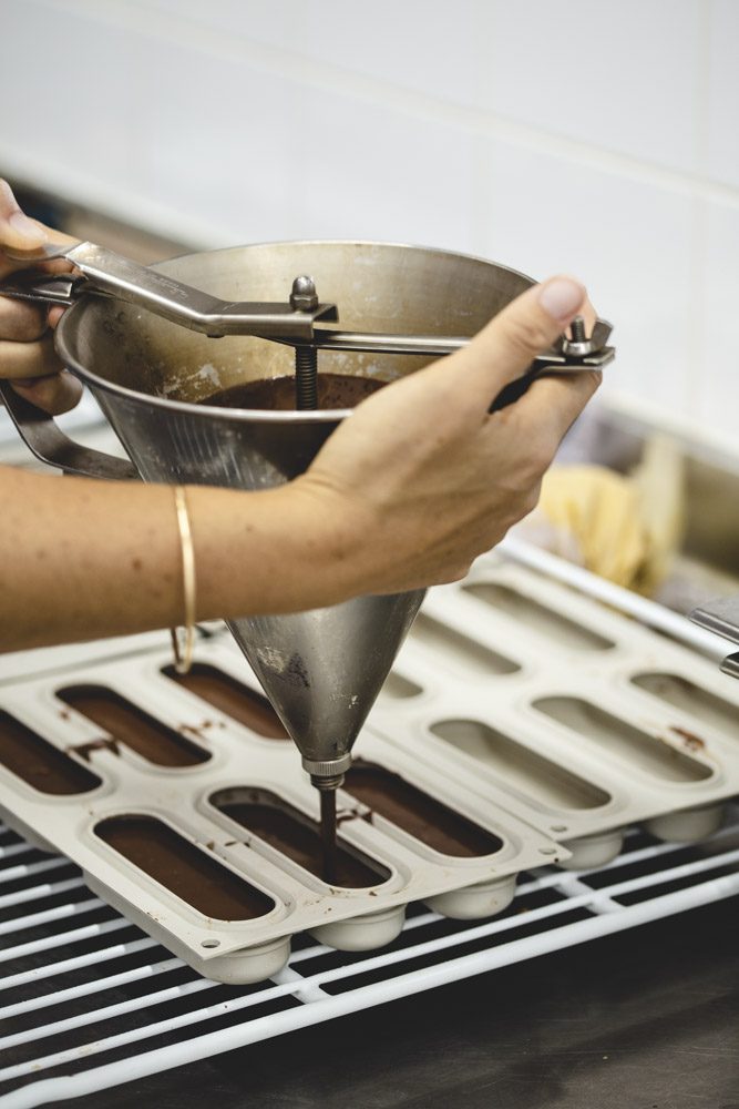 Coulage du chocolat dans les moules