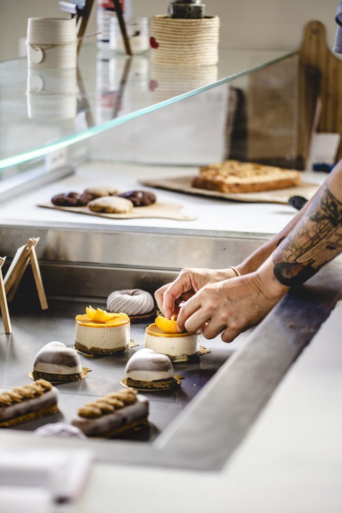 Dressage des pâtisseries dans la vitrine